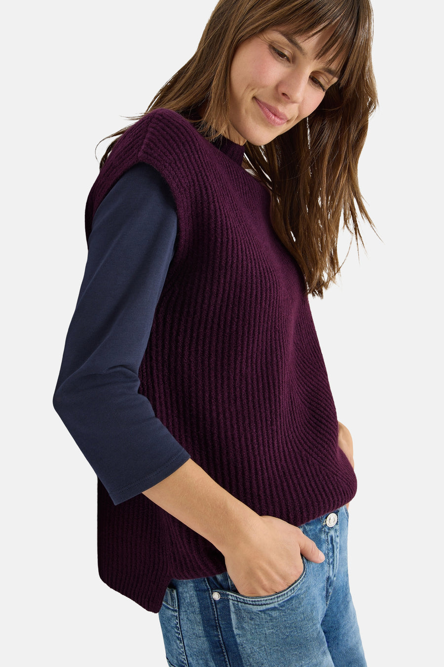 Paarse geribbelde tanktop van CECIL, gedragen over een marineblauw topje en een lichtblauwe jeans.