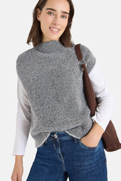 Débardeur gris chiné de CECIL, porté sur un haut blanc à manches longues et un jean.

