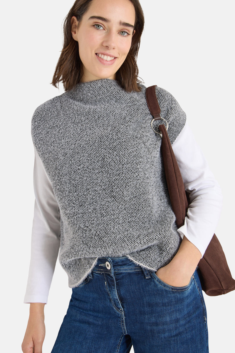 Débardeur gris chiné de CECIL, porté sur un haut blanc à manches longues et un jean.
