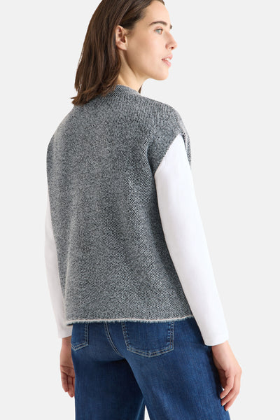 Débardeur gris chiné by CECIL, porté sur un haut blanc à manches longues et un jean bleu.