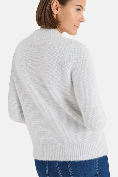 Pull col montant gris de CECIL, en maille texturée, porté avec un jean bleu.