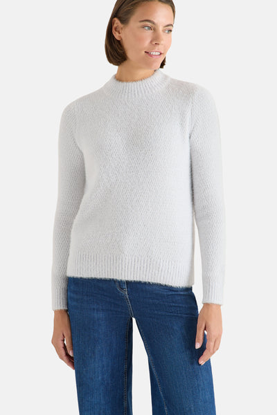 Pull col montant gris de CECIL, en maille texturée portée avec un jean bleu.