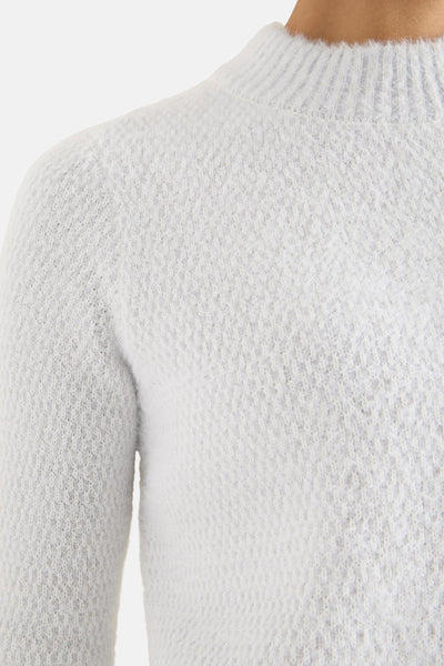 Pull col montant gris de CECIL, en maille texturée douce, avec col montant côtelé.