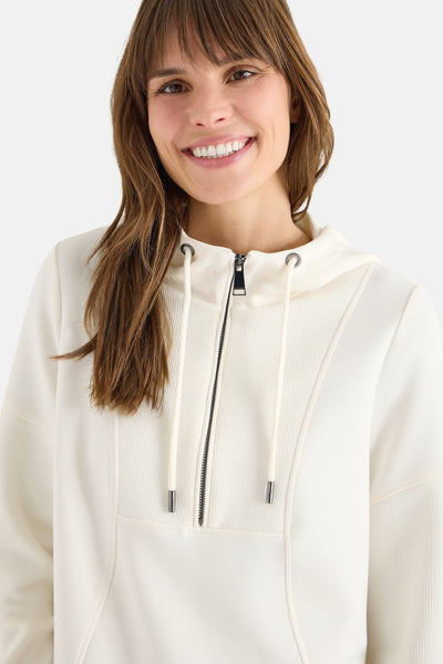Ecru hoodie van CECIL, met ritssluiting en witte trekkoorden.