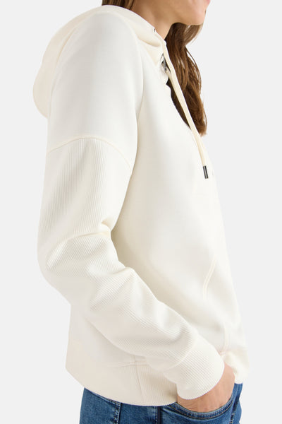 Ecru hoodie van CECIL, met trekkoord en geribbelde lange mouwen, gedragen met een spijkerbroek.