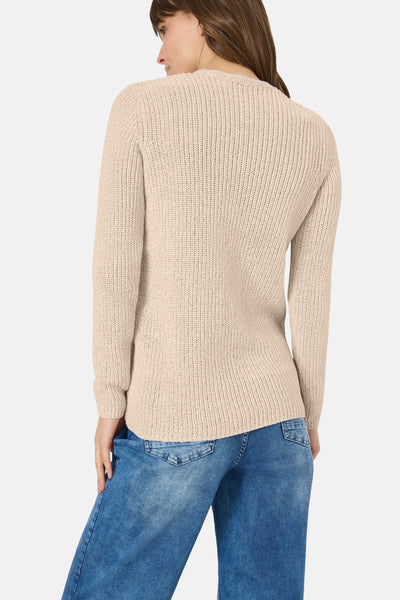 Pull col V beige de CECIL, en maille tricotée, porté avec un jean.