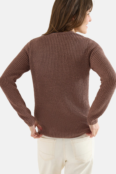 Pull col V brun de CECIL en maille côtelée, porté avec un pantalon crème.
