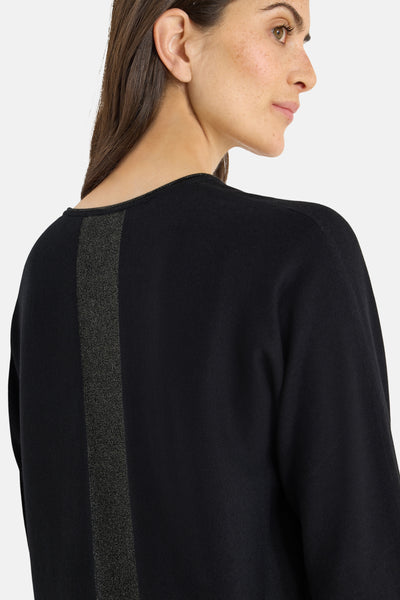Pull à col rond noir de CECIL, avec une bande décorative texturée verticale au dos.
