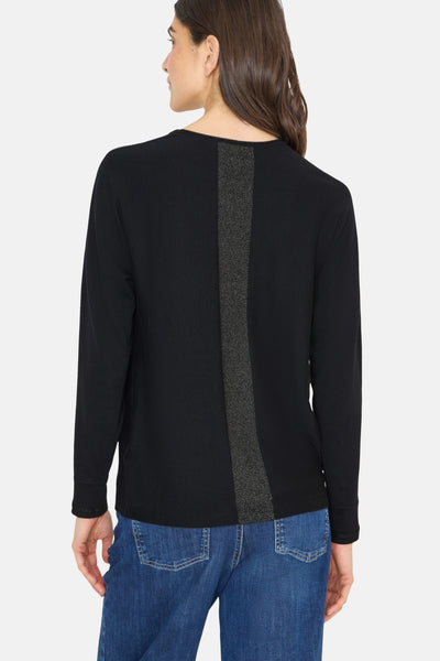 Pull à col rond noir de CECIL avec une bande décorative brillante dans le dos, porté avec un jean bleu.
