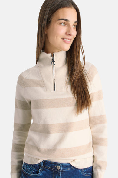 Beige trui met horizontale strepen van CECIL, gedragen met een wijde blauwe jeans en witte sneakers.
