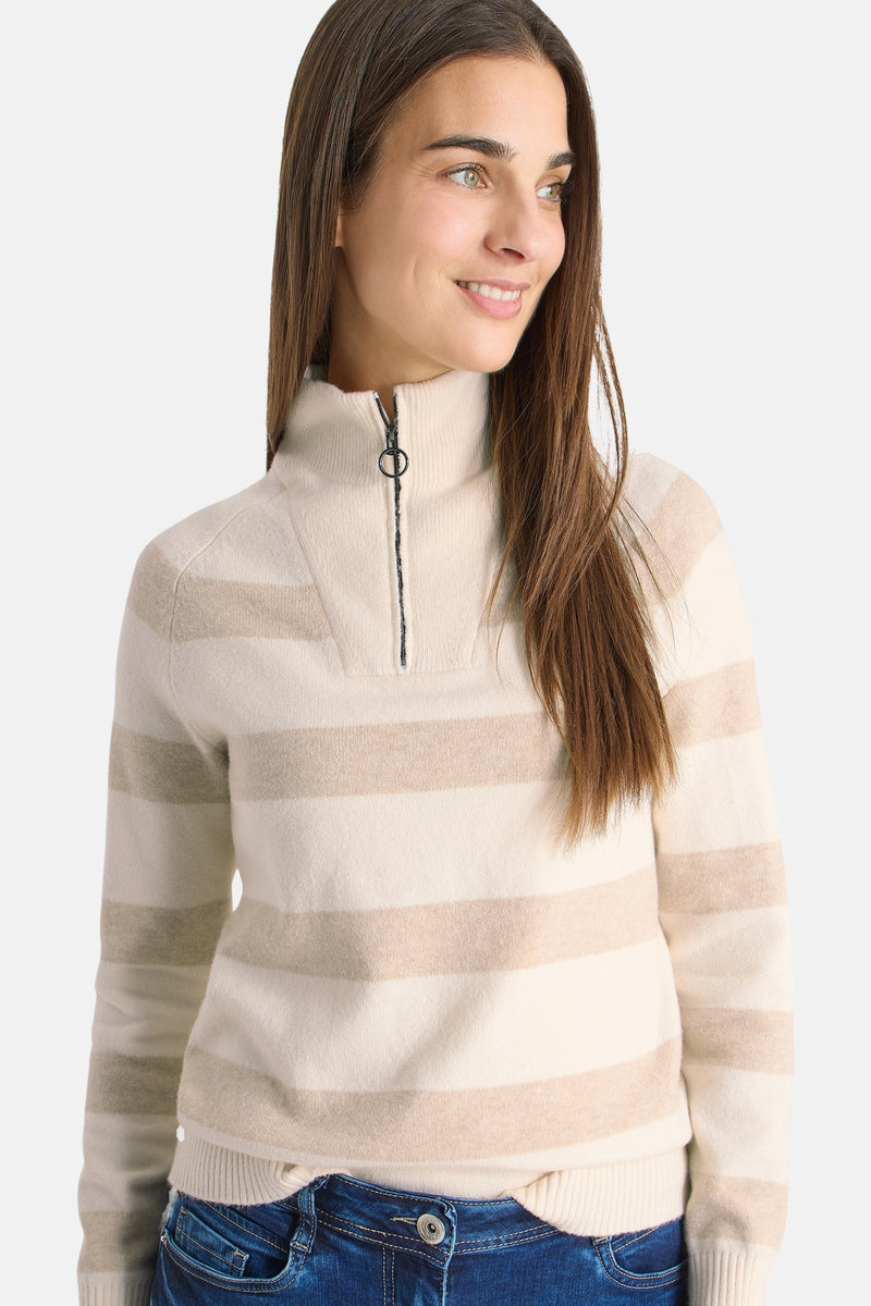 Beige trui met horizontale strepen van CECIL, gedragen met een wijde blauwe jeans en witte sneakers.