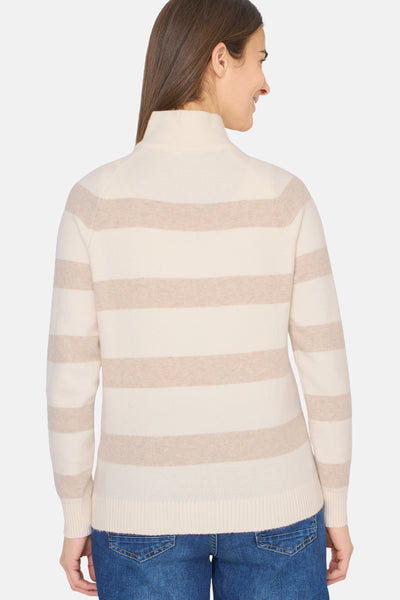 Beige gestreepte trui van CECIL, lange mouwen en opstaande kraag, gedragen met een blauwe jeans.