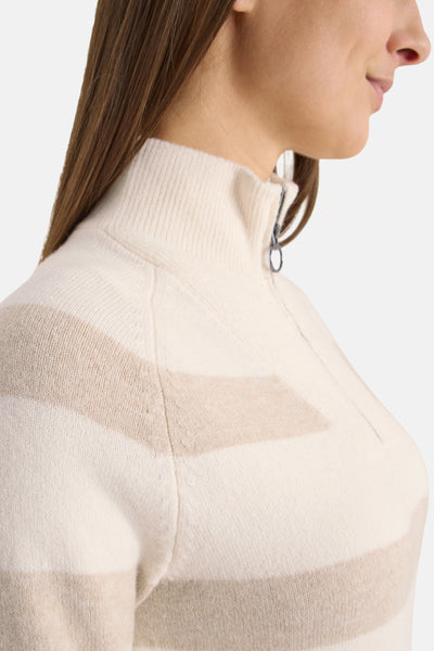 Pull beige rayé, de CECIL, avec un col montant zippé.