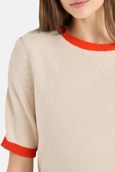 Pull beige à manches courtes de CECIL avec finitions orange autour du col et des manches.