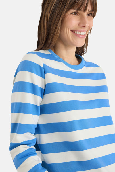 Blauwe sweater met witte strepen van CECIL, gedragen door een lachende vrouw, in zijaanzicht.
