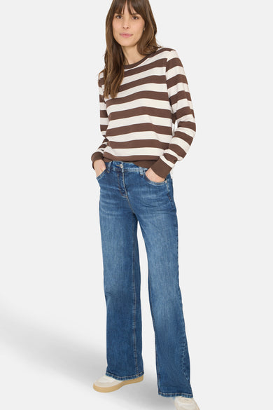 Bruin-wit gestreept sweatshirt van Cecil, gedragen met een wijde jeans en sneakers.