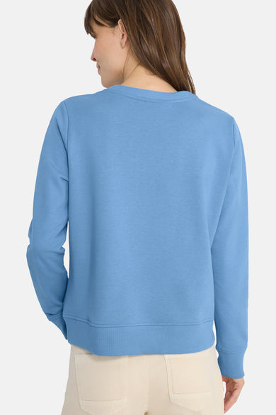 Ronde hals sweatshirt blauw van CECIL, lange mouwen en geribbelde zoom, gedragen met een beige broek.