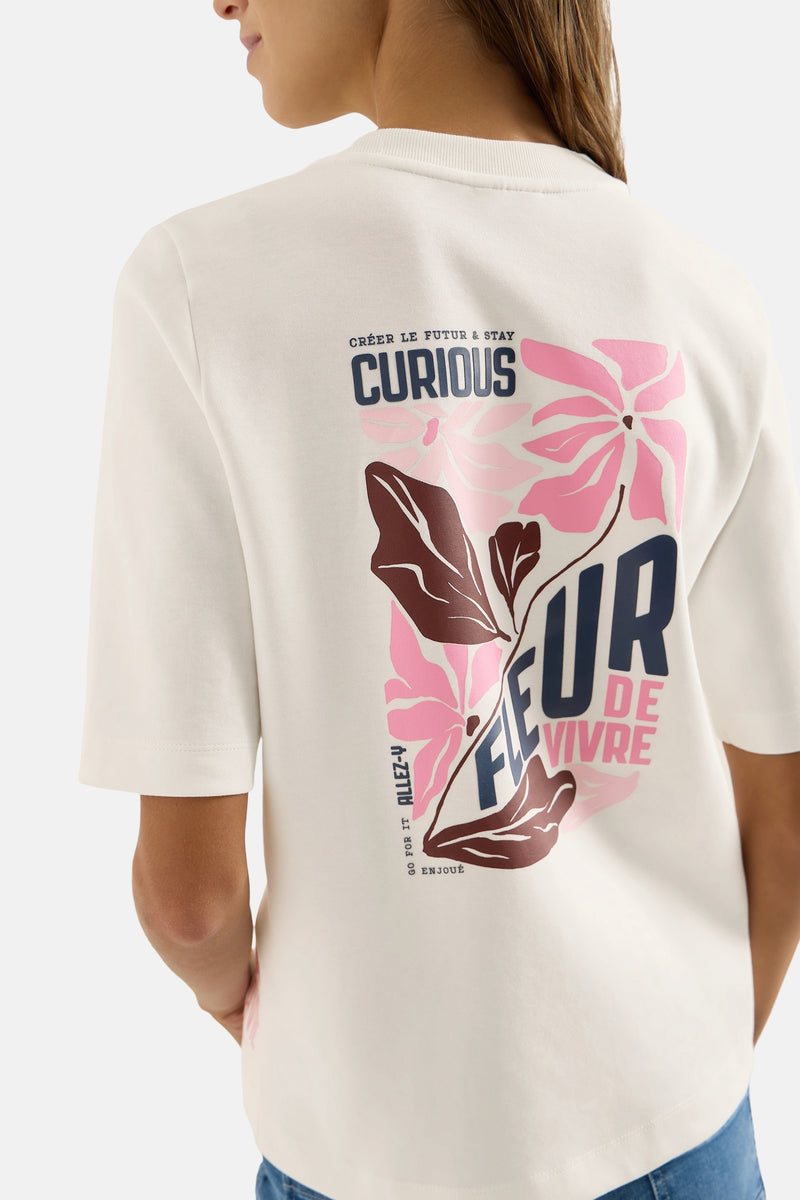 Wit T-shirt met korte mouwen van CECIL, gedragen met een roze hoed en een blauwe spijkerbroek.