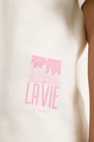 Wit T-shirt met korte mouwen van CECIL, met bloemenprint en roze belettering op de voorkant.