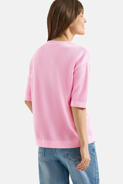 Roze ronde hals trui van CECIL, met een wafelstructuur, gedragen met een blauwe jeans.