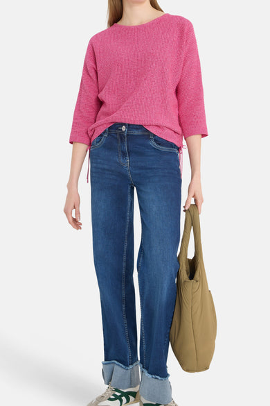 Pull rose CECIL en maille texturée, porté avec un jean et un sac cabas.
