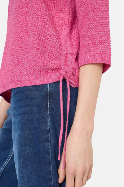 Roze top van CECIL met wafelstructuur en een strik aan de zijkant, gedragen met een spijkerbroek.