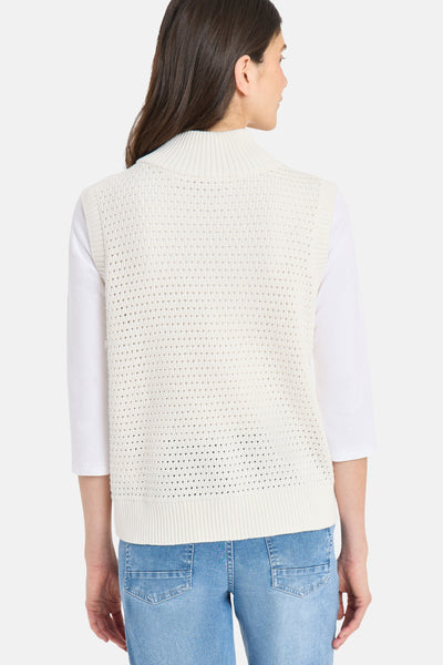 Wit, opengewerkt gebreid vest van CECIL, gedragen over een wit T-shirt met driekwartmouwen en een blauwe jeans.