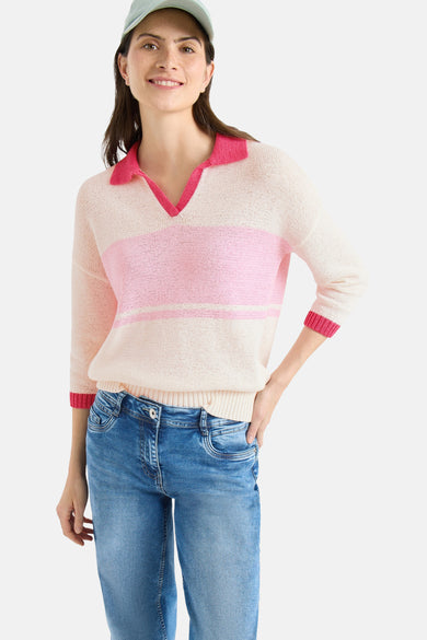 Multikleuren gebreide trui van CECIL, met roze strepen en gedragen met een blauwe jeans.