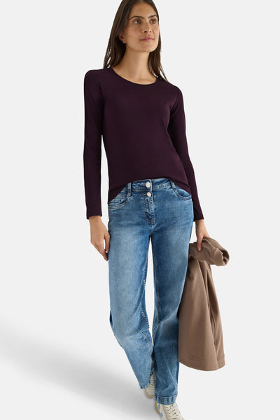 T-shirt à manches longues mauve de CECIL, porté avec un jean bleu et une veste marron clair.