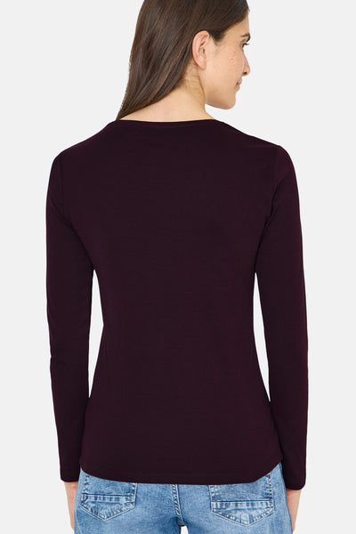 T-shirt à manches longues mauve de CECIL, avec un dos uni et col rond, porté avec un jean.
