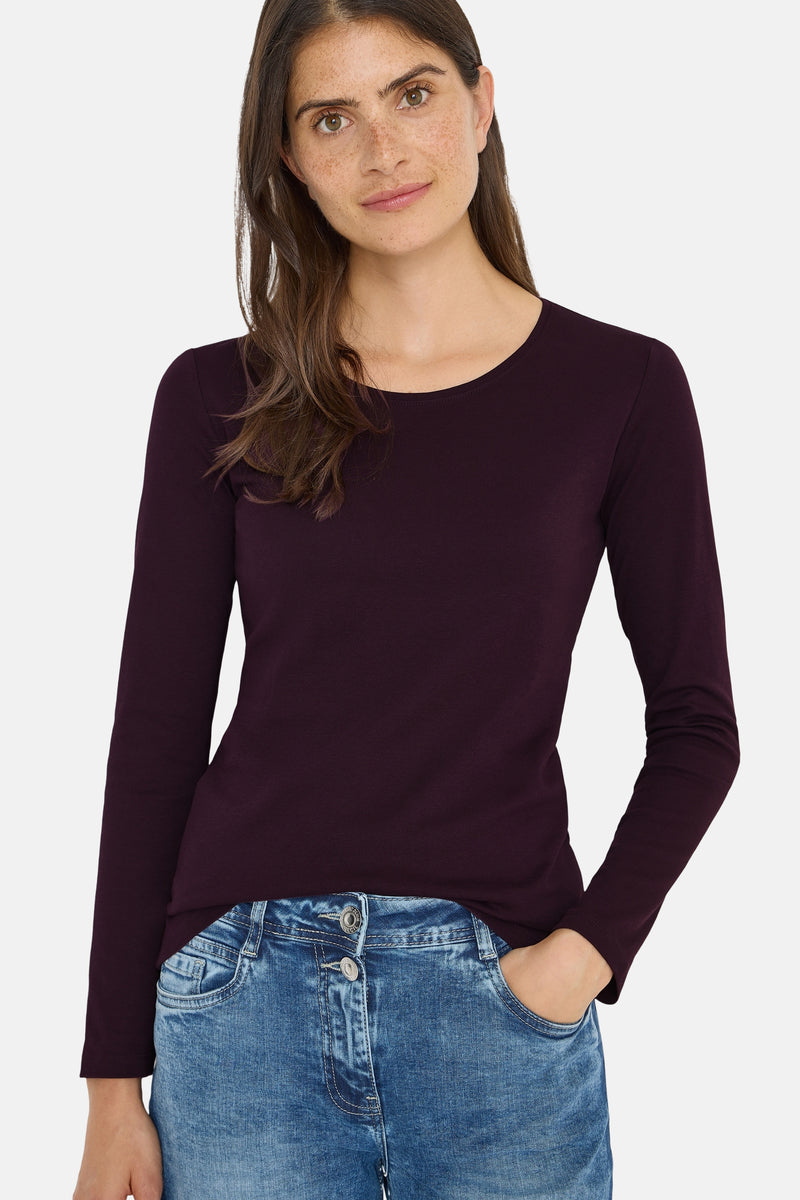 T-shirt à manches longues mauve de CECIL, porté avec un jean bleu et une main dans la poche.
