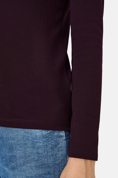 T-shirt à manches longues mauve de CECIL, porté avec un jean bleu délavé, en gros plan.
