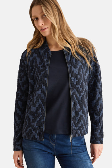 Gilet bleu de CECIL avec motif texturé, porté sur un t-shirt bleu marine et un jean.
