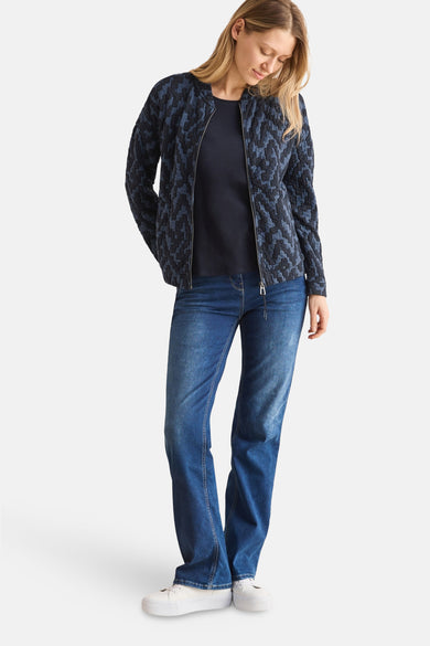 Gilet bleu de CECIL à motif texturé porté avec un t-shirt marine et un jean.
