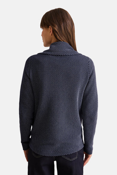 Sweat bleu à rayures, de CECIL, porté avec un jean foncé, vue de dos.
