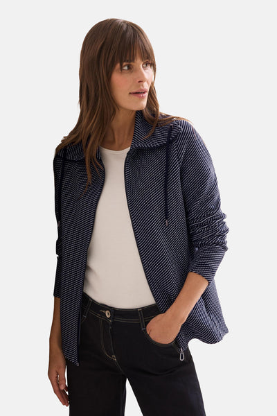Sweat zippé bleu rayé par CECIL, porté sur un t-shirt blanc et un jean foncé.