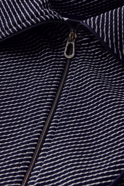 Sweat zippé bleu à rayures blanches par CECIL, avec une fermeture éclair et un curseur argenté.