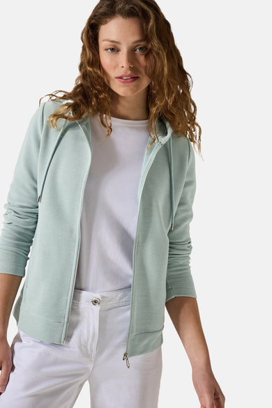 Blauwe gilet in gebloemde tricots van CECIL, gedragen over een witte t-shirt en een witte broek.