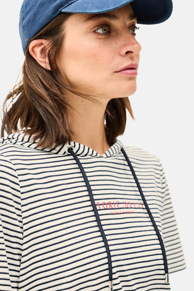 Gestreept T-shirt met korte mouwen van CECIL, met capuchon met trekkoord en rode opdruk.
