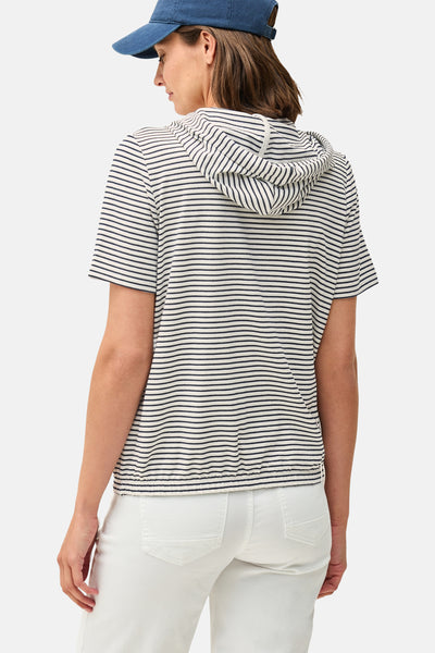 T-shirt à manches courtes rayé blanc et bleu marine de CECIL, porté avec un jean blanc et une casquette bleue.