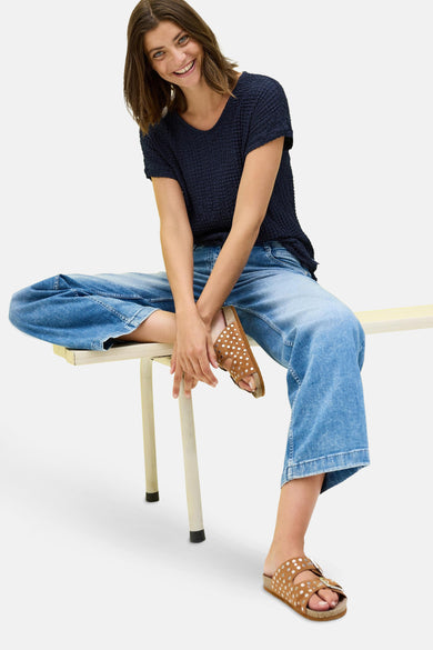Blauw T-shirt met korte mouwen van CECIL, met wafelstructuur, gedragen met een wijde jeans en sandalen.
