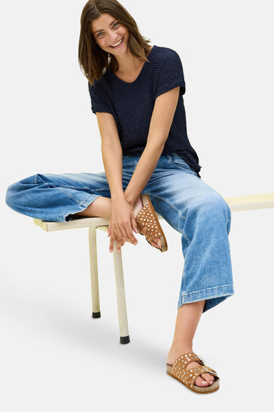 Blauw T-shirt met korte mouwen van CECIL, met wafelstructuur, gedragen met een wijde jeans en sandalen.