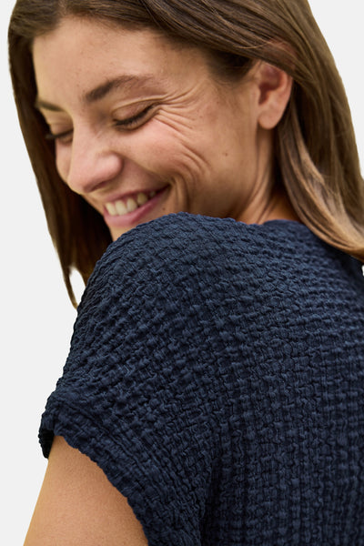 Blauw T-shirt met korte mouwen van CECIL, met een wafelstructuur over de gehele stof.