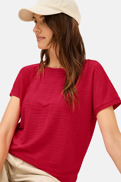 Rood T-shirt met korte mouwen, van CECIL, met een golvende textuur en gedragen met een beige broek.