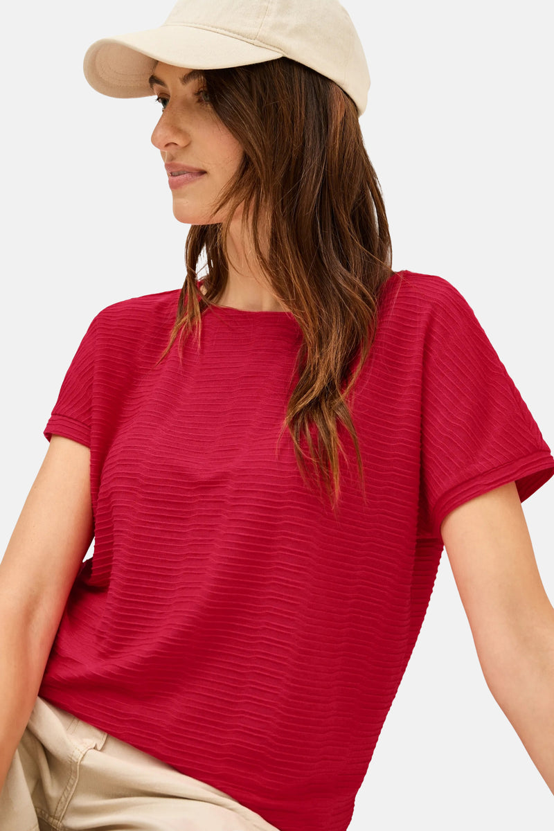 Rood T-shirt met korte mouwen, van CECIL, met een golvende textuur en gedragen met een beige broek.