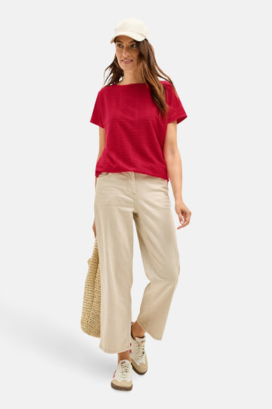 Rood T-shirt met korte mouwen van CECIL, gedragen met een beige broek en lage sneakers.