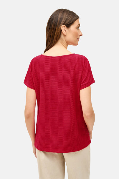 T-shirt à manches courtes rouge, de CECIL, avec une texture ondulée et porté avec un pantalon beige.