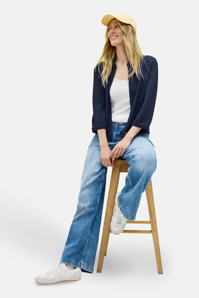 Blauwe blouse met lange mouwen van CECIL, gedragen over een witte tanktop en een verbleekte spijkerbroek.