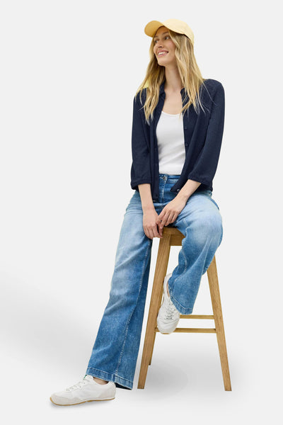 Blauwe blouse met lange mouwen van CECIL, gedragen over een witte tanktop en een verbleekte spijkerbroek.