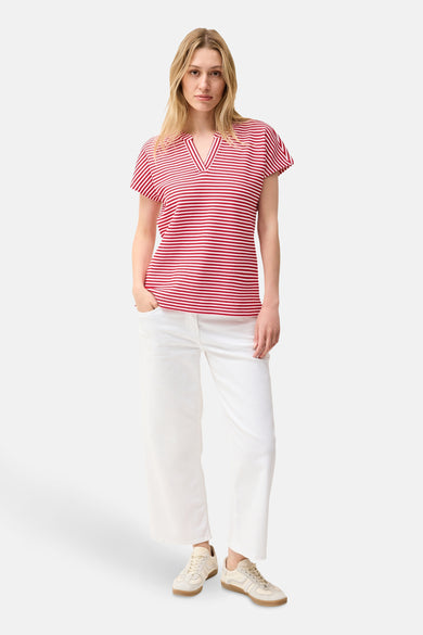Rood gestreept T-shirt met korte mouwen van CECIL, gedragen met een witte broek en beige sneakers.